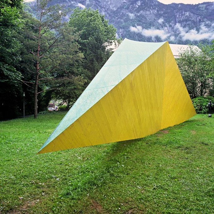 Glarner Zeiger, Kunsthaus Glarus, Schweiz, 1994, gelbe Schaltafeln, grünes Gerüstnetz, Stahlprofile; 22 x 5,6 x 2,3 m</p>
<p>Ein temporäres Bauwerk auf dem Aussengelände des Kunstvereins</p>
<p>