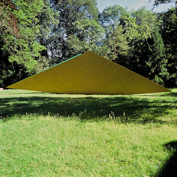 Glarner Zeiger, Kunsthaus Glarus, Schweiz, 1994, gelbe Schaltafeln, grünes Gerüstnetz, Stahlprofile; 22 x 5,6 x 2,3 m