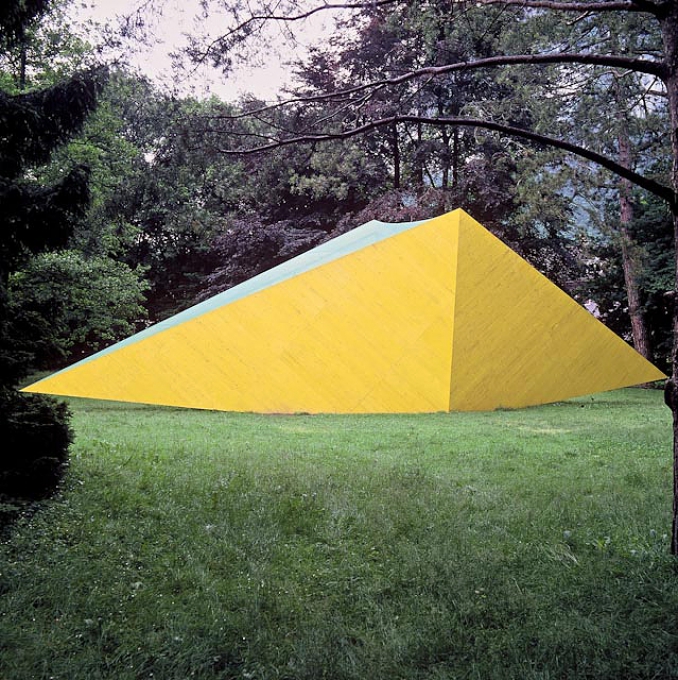 Glarner Zeiger, Kunsthaus Glarus, Schweiz, 1994, gelbe Schaltafeln, grünes Gerüstnetz, Stahlprofile; 22 x 5,6 x 2,3 m