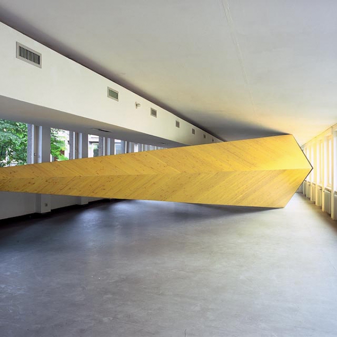 Katzenauge, Bonn, 1994, gelbe Schaltafeln, grünes Gerüstnetz, Stahlprofile; 22 x 5,6 x 3,3 m</p>
<p>Temporäres Bauwerk im ehemaligen Kunstmuseum Bonn</p>
<p>