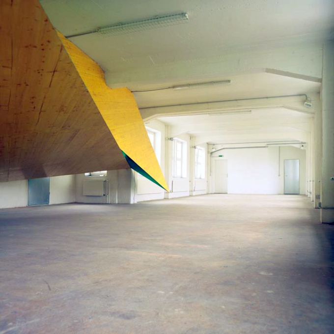 Langer Schatten, Bremen, 1992, gelbe Schaltafeln, grünes Gerüstnetz, Stahlprofile; 13 m x 3,1 x 8 m</p>
<p>Temporäres Bauwerk im Künstlerhaus Bremen</p>
<p>