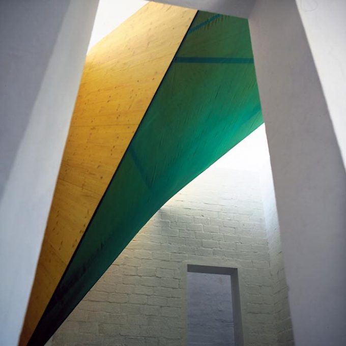 Les Gaulois n´ont peur que d´une chose, ce que leur tombe le ciel sur la tête, Köln, 1993, gelbe Schaltafeln, grünes Gerüstnetz, Stahlprofile; 4,5 x 6 x 3,7 m</p>
<p>Temporäres Bauwerk im Wasserturm -Raum im Raum- von Norbert Kostka, AutorenGalerie, Köln</p>
<p>