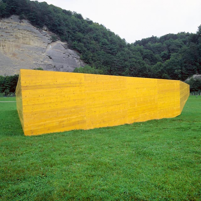 Lichtung, 4. Bildhauersymposion, Burgdorf, Schweiz, 1990, gelbe Schaltafeln, grünes Gerüstnetz, Stahlprofile; 18 x 2,7 x 17,5 m