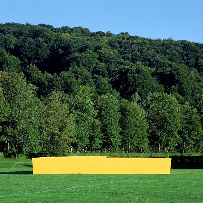 Lichtung, 4. Bildhauersymposion, Burgdorf, Schweiz, 1990, gelbe Schaltafeln, grünes Gerüstnetz, Stahlprofile; 18 x 2,7 x 17,5m