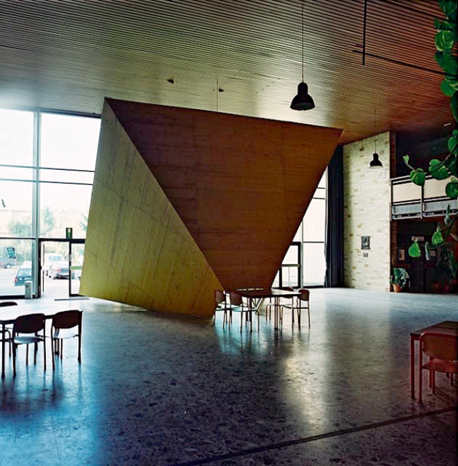 Licht unterm Scheffel, Hürth, 2001, gelbe Schaltafeln, grünes Gerüstnetz, Stahlprofile, 5,2 x 6,4 x 6,4 m