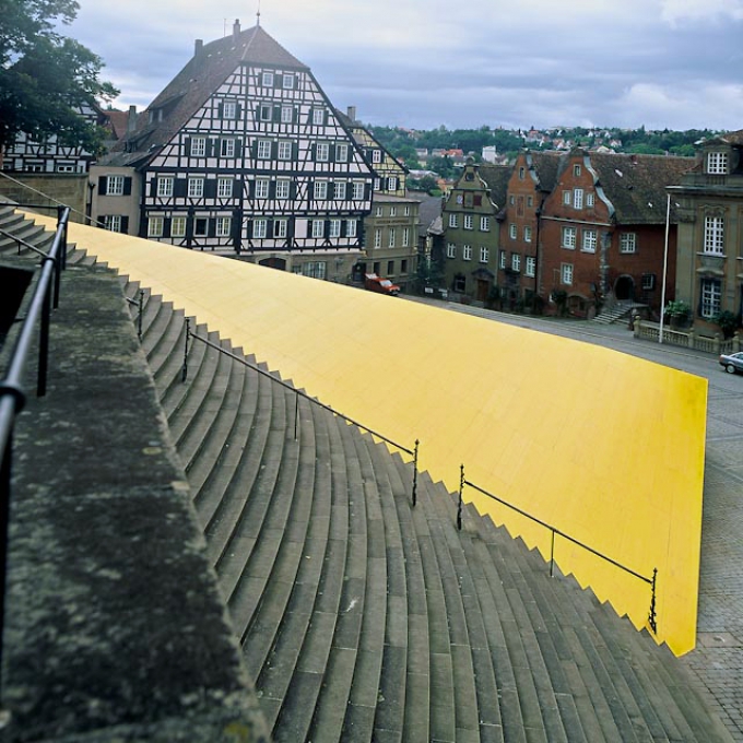 Nase der Sphinx, Marktplatz, Schwäbisch Hall, 1991, gelbe Schaltafeln, grünes Gerüstnetz, Stahlprofile; 25 x 4,8 x 2,5 m</p>
<p>Temporäres Bauwerk auf der Treppe vor der Kirche St. Michael</p>
<p>