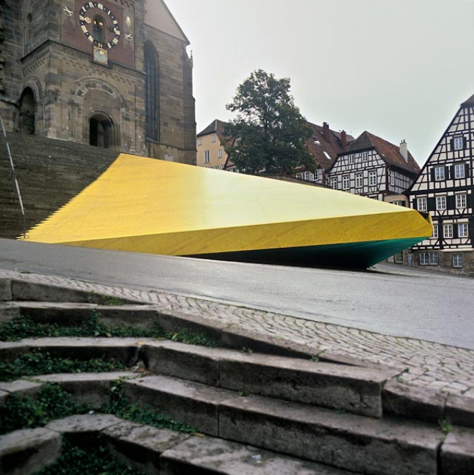 Nase der Sphinx, Marktplatz, Schwäbisch Hall, 1991, gelbe Schaltafeln, grünes Gerüstnetz, Stahlprofile; 25 x 4,8 x 2,5 m