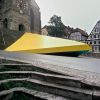 Nase der Sphinx, Marktplatz, Schwäbisch Hall, 1991, gelbe Schaltafeln, grünes Gerüstnetz, Stahlprofile; 25 x 4,8 x 2,5 m