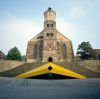 Nase der Sphinx, Marktplatz, Schwäbisch Hall, 1991, gelbe Schaltafeln, grünes Gerüstnetz, Stahlprofile; 25 x 4,8 x 2,5 m
