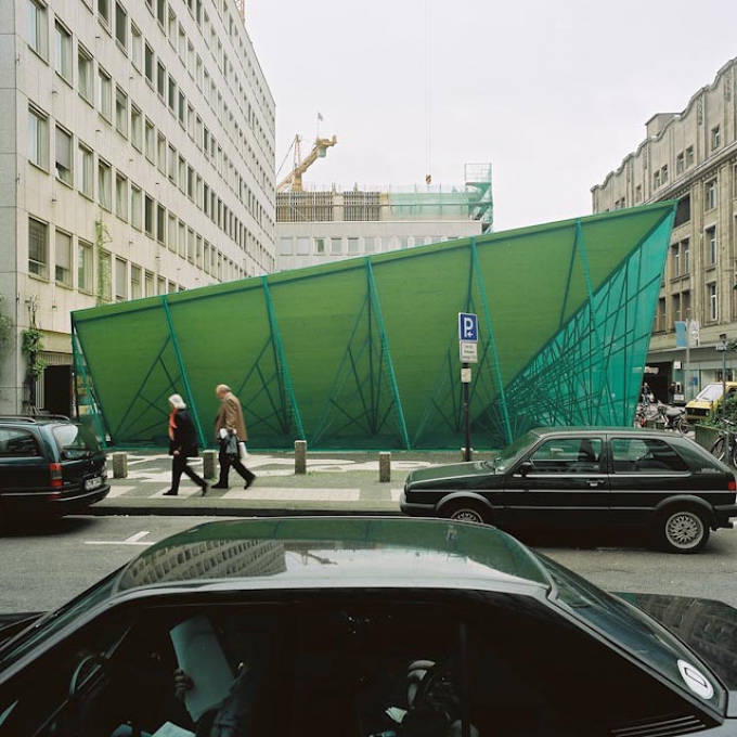 Tote Winkel, Köln, 2000, gelbe Schaltafeln, grünes Gerüstnetz, Stahlprofile; 34 x 6 x 14 m